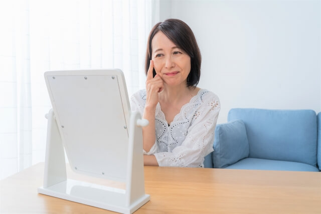 埋没法でどこまで改善できる？たるみ・眼瞼下垂別の治療法